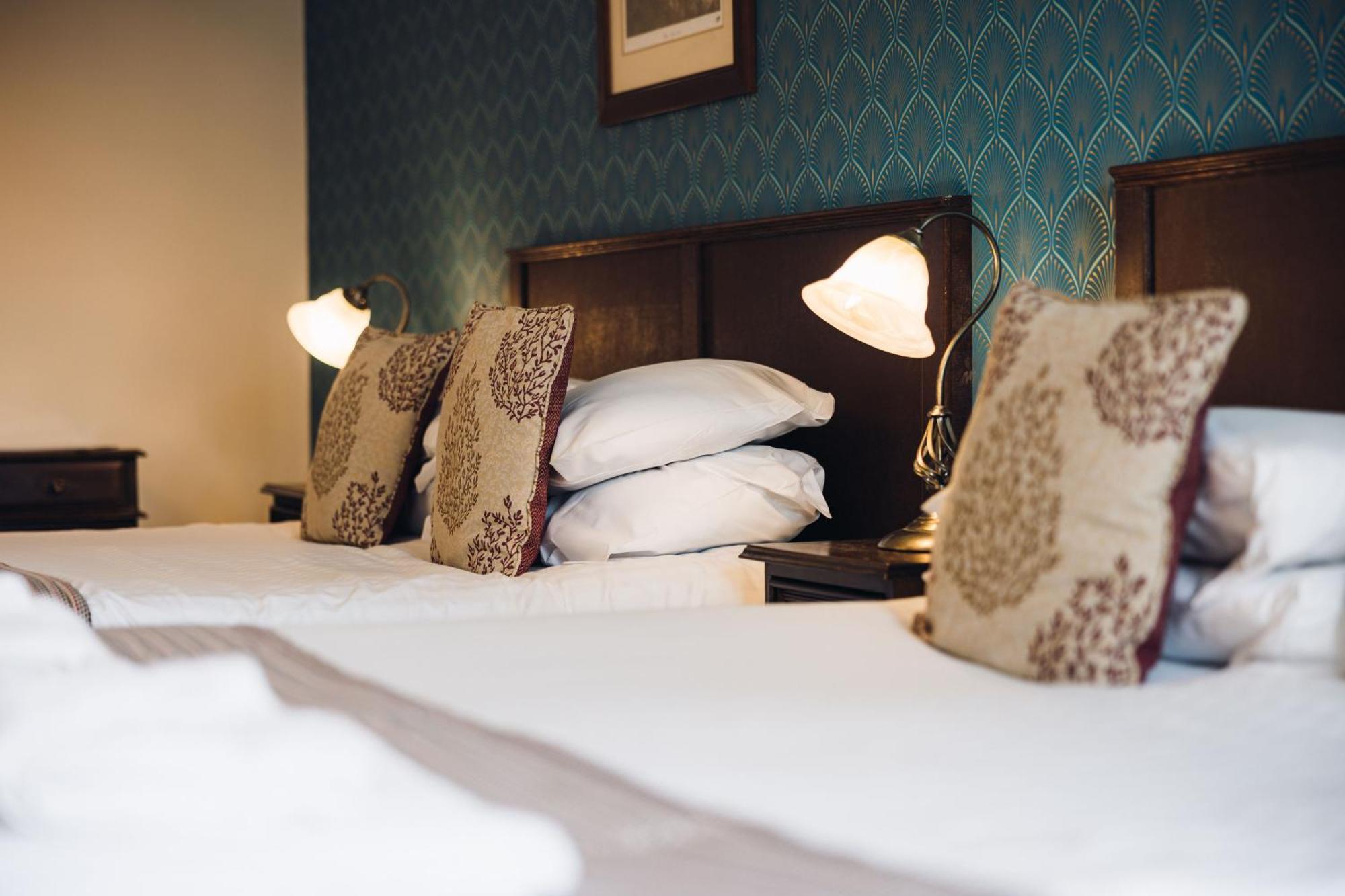 White Lion Royal Hotel Bala Luaran gambar